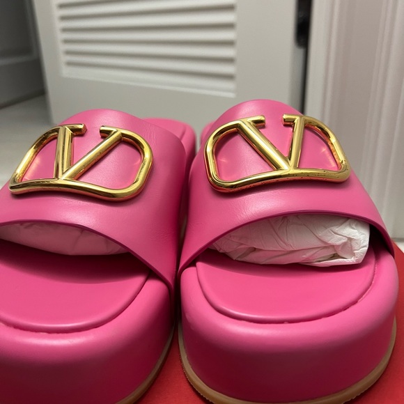 Valentino Garavani
Leather Platform Logo Slides - Picture 9 of 11